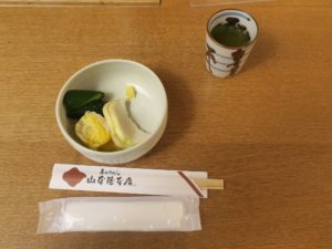 山本屋本店 JR名古屋駅店 お茶とお漬物 お漬物は食べ放題です