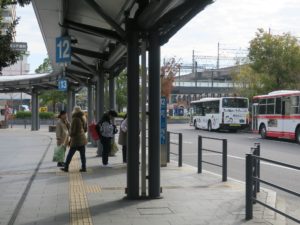 JR東海道本線 岐阜駅 バスターミナル12番・13番乗り場 岐阜公園・岐阜城・長良橋方面へはこの乗り場のバスに乗ります