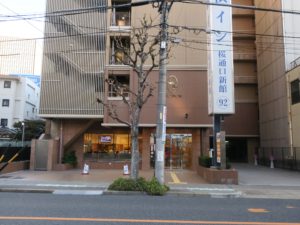 東横イン 名古屋駅桜通口新館 1階フロントとロビーを外から