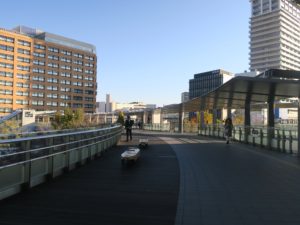 JR東海道線 岐阜駅 加納口ぺデストリアンデッキ 名鉄岐阜駅へはここを右に進みます