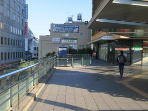 JR東海道線 岐阜駅 加納口ぺデストリアンデッキ 名鉄岐阜駅へはここを右に曲がります