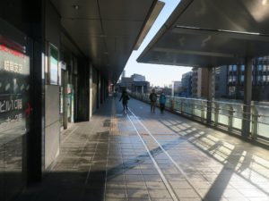 JR東海道線 岐阜駅 加納口ぺデストリアンデッキ 名鉄岐阜駅へはここをまっすぐ進み、左へ曲がります