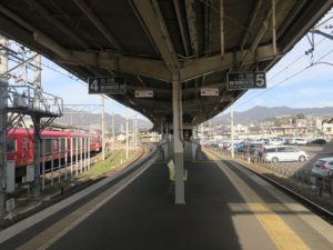 名鉄犬山線 新鵜沼駅 4番線・5番線 主に犬山線で犬山・名古屋・中部国際空港方面に行く列車が発着します