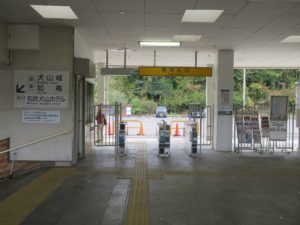 名鉄犬山線 犬山遊園駅 東改札口 manacaなどのICカード対応の自動改札機が並びます