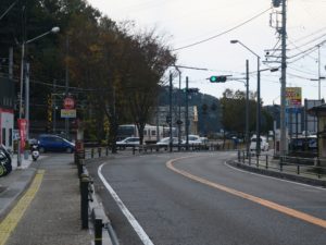 県道各務原・犬山線 新鵜沼駅前 このまままっすぐ進むと旧犬山橋につながるところを、無理に右に曲げているのがわかります