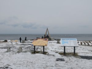 宗谷岬 日本最北端の地の碑の周辺 たくさんの人が記念撮影をしています