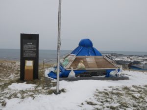 宗谷岬公園 平和の碑 冬季はビニールで保護されていました
