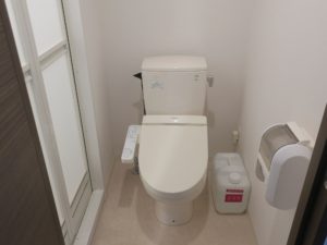 ホテルドーミーイン稚内 ダブルルーム トイレ この奥にシャワールームがあります