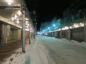 北海道稚内市 中央アーケード街 夜なのですべてのお店が閉店しています