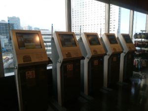 横浜みなとみらい 万葉倶楽部 7階フロント横に設置された自動精算機