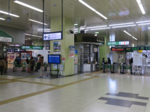 JR山形新幹線 福島駅 西口 左が新幹線改札口、右が在来線改札口 Suicaが使える自動改札機が並びます