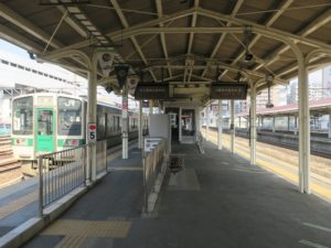 JR山形線 福島駅 4番線・5番線 4番線は山形線で米沢方面に行く列車が発着します 5番線は東北本線で主に白石・仙台方面に行く列車が発着します