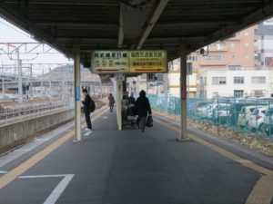 福島交通飯坂線 福島駅 ホーム 左が阿武隈急行線 右が福島交通飯坂線