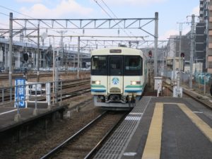 阿武隈急行線 8100系 福島駅のホームに入線するところ