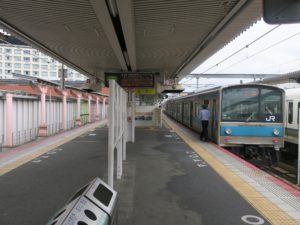 JR大和路線 奈良駅 4番線・5番線 4番線は主に奈良線で宇治・京都方面に行く列車が発着します 5番線は主に関西本線で木津・加茂・伊賀上野・亀山方面に行く列車が発着します