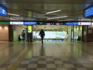 阪神本線 梅田駅 東口 改札口への階段・エスカレータ