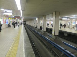 大阪メトロ谷町線 東梅田駅 ホーム 左が2番線で天神橋筋六丁目・都島・大日方面行きの列車が発着します 右が1番線で南森町・天王寺・八尾南方面に行く列車が発着します