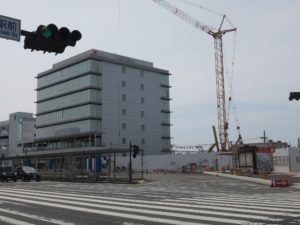 南海本線 和歌山市駅 竣工済みのオフィス棟とバスターミナル