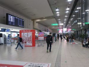 大阪国際空港 伊丹空港 北ウィング 1階出発ロビーJALとAMXに乗る人はこっちへ行きます