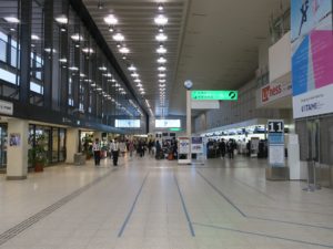 大阪国際空港 伊丹空港 南ウィング 1階出発ロビー ANA IBEXに乗る人はこっちへ行きます