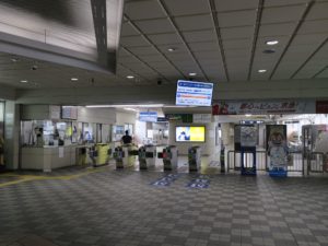 大阪モノレール 大阪空港駅 改札口 交通系ICカード対応の自動改札機が並びます
