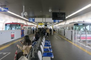 大阪モノレール 千里中央駅 ホーム 1番線は山田・南茨木・大日・門真市方面に行く列車が発着します 2番線は蛍池・大阪空港方面に行く列車が発着します