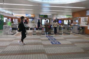 大阪モノレール 千里中央駅 改札口 ICカード対応の自動改札機が並びます