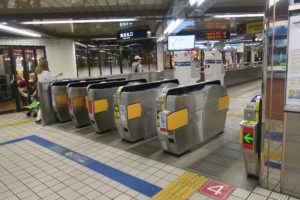 北大阪急行線 大阪メトロ御堂筋線 千里中央駅 南改札口 ICカード対応の自動改札機が並びます