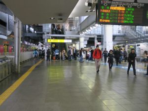 JR大阪環状線 大阪駅 1番線・2番線 1番線は大阪環状線で福島・西九条・弁天町・新今宮と、ゆめ咲線でユニバーサルシティ・桜島方面、大和路線で奈良方面、阪和線で関西空港・和歌山方面に行く列車が発着します 2番線は大阪環状線で京橋・鶴橋・天王寺方面に行く列車が発着します