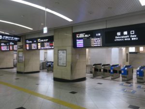 JR神戸線 大阪駅 桜橋口 ICカード対応の自動改札機が並びます
