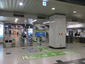 JR宝塚線 大阪駅 中央口 ICカード対応の自動改札機が並びます