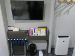 ホテルグランヴィア大阪 コンフォートシングルルーム デスクと反対側にテレビと空気清浄機があります