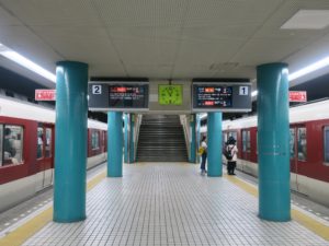 近鉄奈良線 奈良駅 1番線・2番線 主に奈良線で西大寺・上本町・難波方面と、阪神なんば線で尼崎・西宮・神戸三宮方面に行く列車が発着します