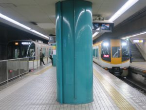 近鉄奈良線 奈良駅 3番線・4番線 主に京都線で西大寺・新田辺・京都方面と、京都地下鉄烏丸線で四条・北大路・国際会館方面に行く列車が発着します