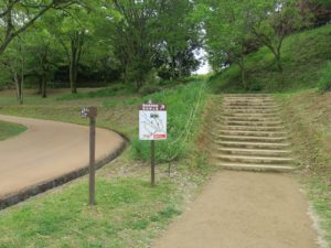 高松塚古墳 階段を登った方が近道だそうです