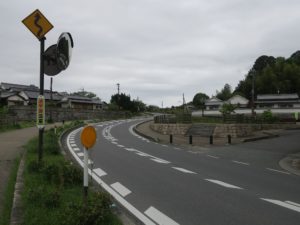 奈良交通 天武・持統陵バス停付近 飛鳥寺へはここを道なりに進みます