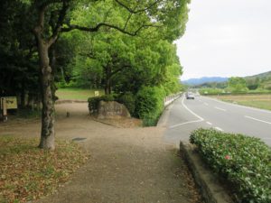 奈良 飛鳥寺への近道 いきなり歩道が消えますが、構わず直進します