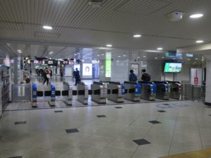 JR京都線 大阪駅 御堂筋口 ICカード対応の自動改札機が並びます