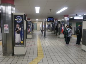 大阪メトロ千日前線 なんば駅 1番線・2番線 1番線は主に鶴橋・南巽方面に行く列車が発着します 2番線は主に阿波座・野田阪神方面に行く列車が発着します