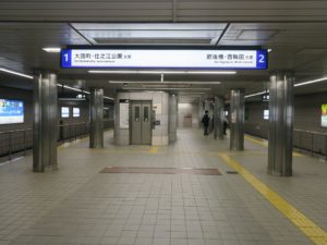 大阪メトロ四つ橋線 なんば駅 1番線・2番線 1番線は大国町・住之江公園方面に行く列車が発着します 2番線は主に肥後橋・西梅田方面に行く列車が発着します