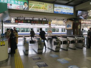 JR阪和線 和歌山駅 改札口 ICカード対応の自動改札機が並びます