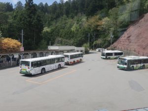 高野山ケーブル 高野山駅 出発を待機する南海りんかんバス