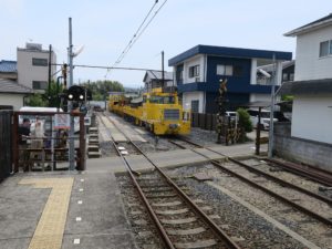 和歌山電鐵貴志川線 貴志駅 ホームの先の踏切と保線車両