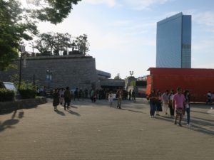 大阪城公園 大阪城公園駅からの通路 大阪城へはここを左に曲がります