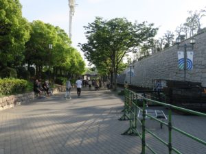 大阪城公園 大阪城ホール前の通路