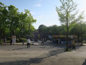 大阪城公園 大阪城ホール前の通路を抜けたところ 大阪城へはここを右に曲がります