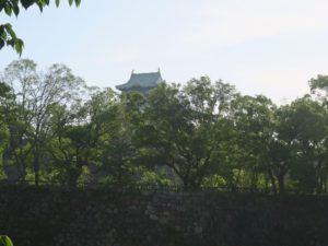 大阪城公園 大阪城ホール前の通路を抜けたところ 大阪城の天守閣が頭の部分だけ見えます