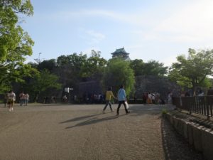 大阪城公園 青谷門をくぐったところ 大阪城へはここを右に曲がります