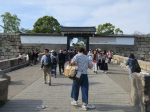 大阪城公園 桜門 この先に大阪城があります