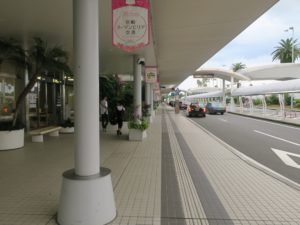 宮崎空港 出発カウンター前 タクシー乗り場があります